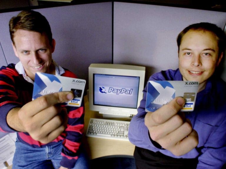 Paypal Anfänge, Elon Musk und zweiter Mann mit Viskarte in Hand