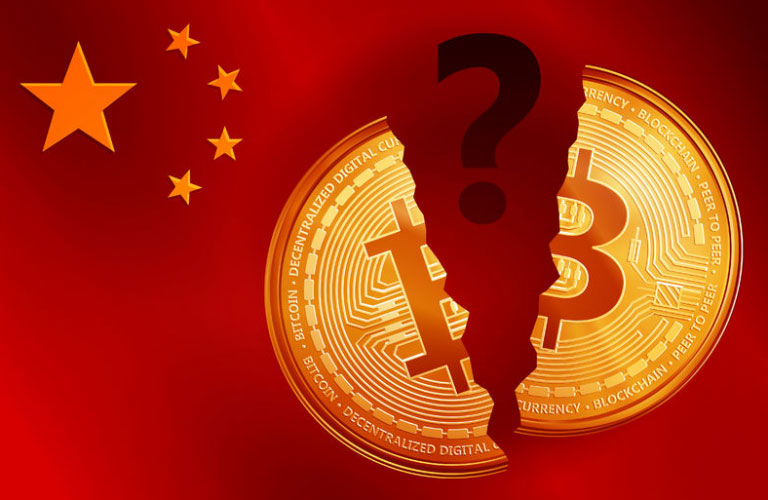 Chinaflagge als Hintergrund. In rechter Ecke unten ein zebrochener Bitcoin mit Fragezeichen im Bruch.
