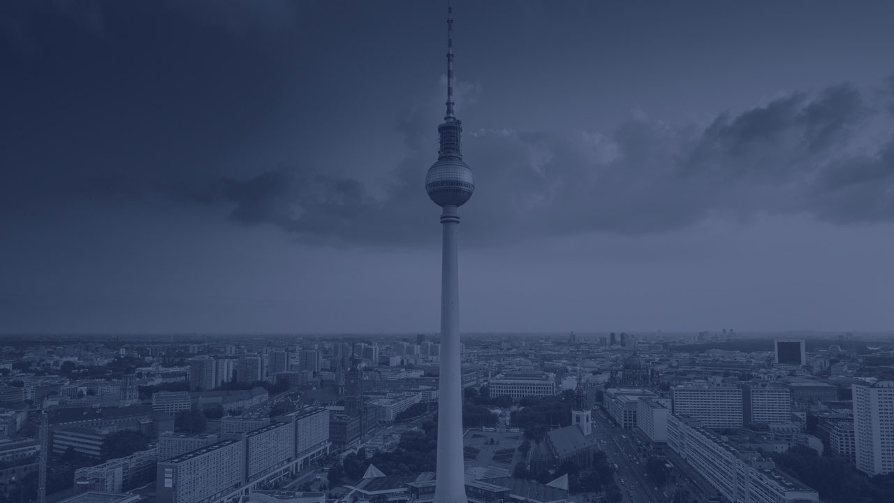 Berliner Fernsehturm in blauen F5 Crypto Duotone Farben gefärbt.